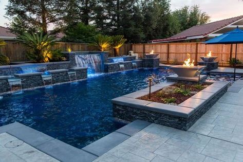 Backyard Pool And Spa, Pool Design Modern, Luxury Pools Backyard, Geometric Pool, Dream Backyard Pool, Outside Pool, Pools Backyard Inground, Swimming Pool Landscaping, Luxury Swimming Pools