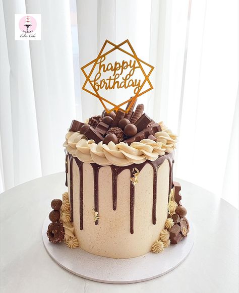 Decorate Chocolate Cake Ideas, Pretty Birthday Cakes Chocolate, Chocolate Caramel Birthday Cake, Men’s Chocolate Birthday Cake, Drip Cake Birthday, Chocolate Cake Design 18th Birthday, Chocolate Drip Cake Birthday, Birthday Cake With Chocolate Drip, Chocolate Cake With Caramel Drip