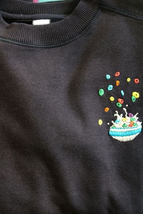 Cute Embroidery Shirt Ideas, Simple Embroidery Designs Sweatshirt, Cereal Embroidery, Things To Embroider On Sweatshirts, Embroidered Clothes Aesthetic, Cute Embroidery Ideas Shirts, Embroidery T Shirt Ideas, Embroidery Sweater Ideas, Shirt Embroidery Diy