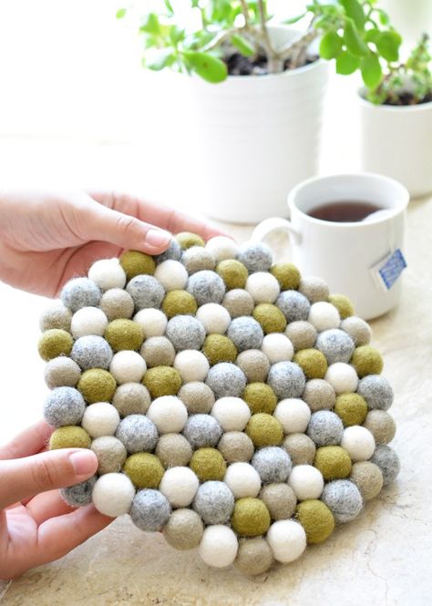 DIY Wool Felt Pom Pom Trivet | Centsational Style Wool Roving Projects, Wool Ball Crafts, Felt Ball Crafts, Diy Wool Felt, Trivets Diy, Felt Wool Ball, Felt Ball Rug, Diy Wool, Crafts For Teens To Make