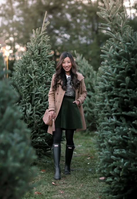 classic winter preppy style // camel wool coat + circle skirt + hunter boots by extra petite Winter Outfits Elegant, Rainy Boots, Estilo Gossip Girl, Rain Boot Outfit, Hunter Boots Outfit, Preppy Mode, Winter Boots Outfits, Hunter Boot, Hunter Outfit