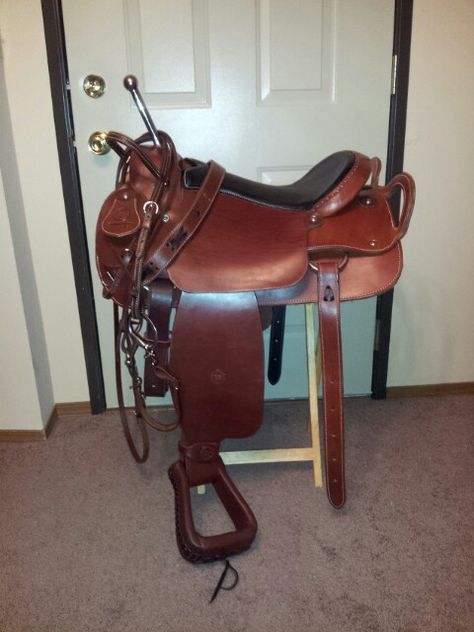 I love this saddle:) The color is so cool...not something you see to often in trick riding. Trail Riding Saddle, Trick Riding Saddle, Barrel Racing Photography, Western Saddles On Horses, Riding Saddle, Saddle Fitting English, Saddles For Sale, Show Jumping Saddle, Horses Tack