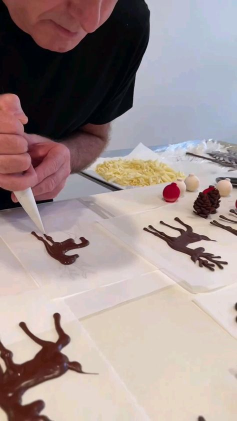 Chocolate Reindeer, Tårta Design, Reindeer Cakes, Homemade Chocolate Bars, Chocolate Work, Chocolate Garnishes, Christmas Cake Designs, 21st Birthday Cakes, Christmas Cake Decorations