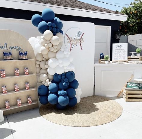 Baseball Theme Balloon Decor, Dodgers Birthday Party Decorations, Yankee Theme Birthday Party, Yankees Party Ideas, Baseball Birthday Backdrop, Baseball Party Decorations Ideas, Dodgers Theme Birthday Party, Blue Balloon Backdrop, Dodgers Baby Shower Ideas