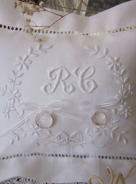 Elisabetta ricami a mano Ring Pillow Lace, Diy Wedding Veil, Ring Pillows, Ring Pillow Wedding, Drawn Thread, Ring Bearer Pillows, Embroidery Monogram, White Pillow, Ring Pillow