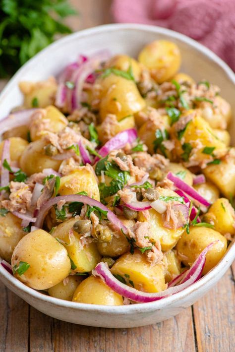 A super simple Italian Tuna Potato Salad made with baby potatoes, red onion and capers tossed in an easy olive oil and fresh lemon dressing. It's a light and healthy lunch or side dish that's ready in 15 minutes or less! Tuna Potato Salad, Tuna Potato, Italian Tuna, Pasti Fit, How To Make Tuna, Potato Salad Recipe, Fruit Salad Recipes, Baby Potatoes, Potatoe Salad Recipe