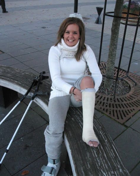 Her first cast and loving it! Cast Outfits Leg, Leg In A Cast, Leg Cast Outfit, Leg Prosthesis, Full Body Cast, Walking Cast, Long Leg Cast, Orthopedic Brace, Leg Cast