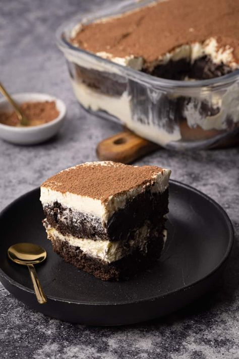 Easy Chocolate Brownie Tiramisu Brownie Tiramisu Recipe, Tiramisu Chocolate Cake, Tiramisu Brownies Recipe, Brownie Tiramisu, Chocolate Tiramisu Recipe, Tuscan Seasoning, Tiramisu Brownies, Triple Chocolate Muffins, Brownie Cake Recipe