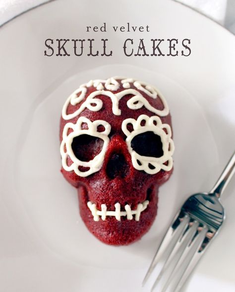 Food For Halloween Party, Food For Halloween, Haloween Cakes, Skull Cake Pan, Skull Cakes, Skull Cupcakes, Creepy Food, Skull Cake, Spooky Food