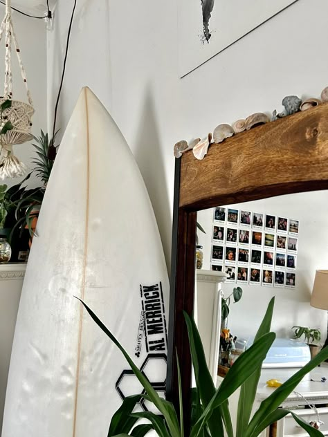 Beach Style Room Bedrooms, Salted Granola Dorm Room, Beach Aesthetic Apartment, Beachy Room Decor Aesthetic, Surfing Aesthetic Room, Tsitp Room Aesthetic, Salty Granola Room, Salty Granola Aesthetic Room, Salted Granola Room Aesthetic