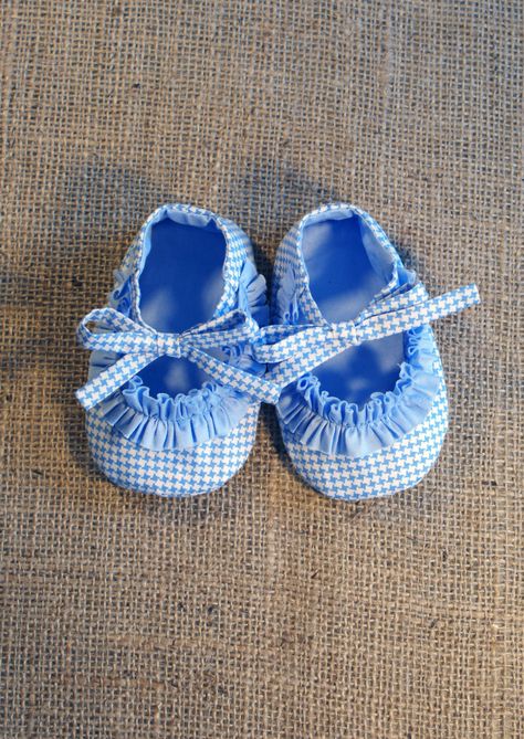 Ruffy Baby Shoes - PDF Pattern - Newborn to 18 months.. $4.50, via Etsy. Love this shop - Little Shoes Pattern Shop Baby Shoes Diy Pattern Tutorials, Baby Shoes Diy Pattern, Baby Shoes Tutorial, Baby Bootees, Handmade Baby Shoes, Doll Shoe Patterns, Baby Shoes Diy, Куклы American Girl, Baby Shoes Pattern