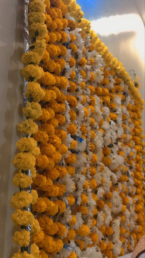 Haldi Snapchat, Dholki Aesthetic, Haldi Flowers, Shadi Pic, Dholki Decor, Foodie Quotes, Eid Looks, Mehendi Decor Ideas, Haldi Outfits