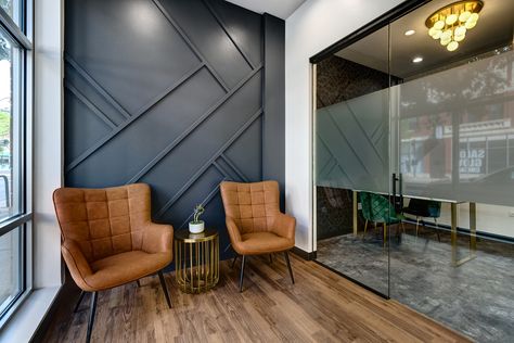 Modern Waiting Area Ideas Office, Modern Office Interiors Lobby, Reception Area Wall Design, Ofiss Room Design, Black Dental Office Design, Modern Office Workspace Design, White Wall Office Design, Modern Business Interior Design, Black And Gold Dental Office