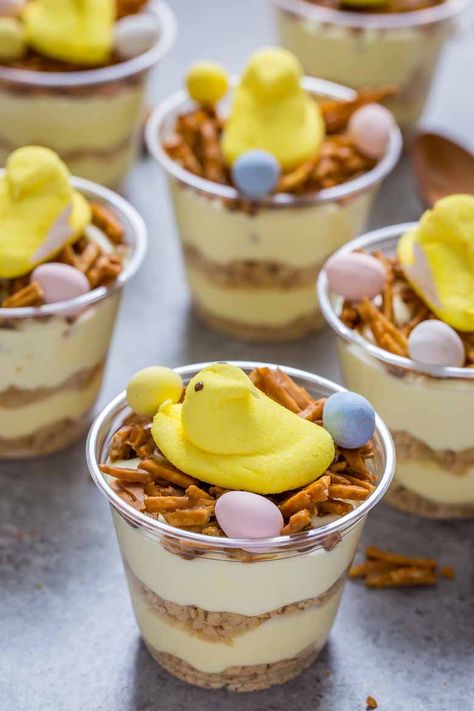 Easter Dirt Cups, Dirt Cups Recipe, Best Easter Desserts, Strawberry Blondie, Easter Deserts, Easter Brunch Recipes, Dirt Cups, Nutrition Activities, Easter Snacks