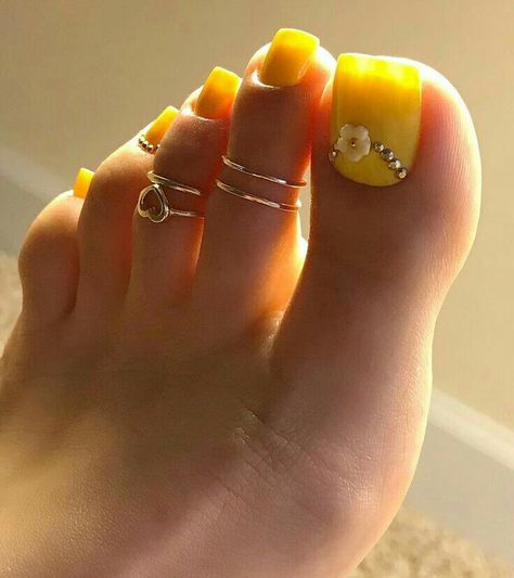 Sunshine on your toes Yellow Toe Nails, Nails Toes, Feet Nail Design, Pedicure Designs Toenails, Nails Yellow, Toe Nail Color, Acrylic Toes, Pretty Toe Nails, Cute Toe Nails