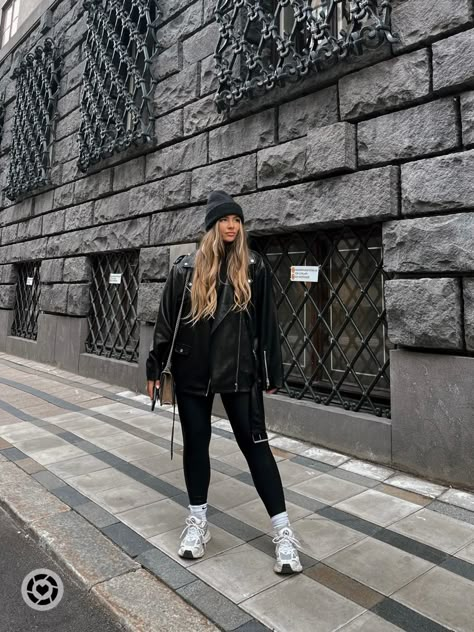 Leggings Black Outfit, Chunky Sneakers Outfit Street Style, Dad Sneakers Outfit, Easy Fall Fashion, Faux Leather Jacket Outfit, Oversized Jacket Outfit, Street Style Fall 2022, Leather Jacket Outfit Winter, Sneaker Outfit Fall