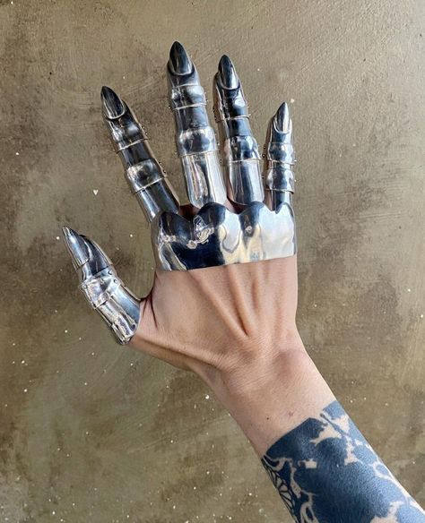 Jewelry, silver jewelry, art jewelry, hand, fingers, visual design, art design, fashion design, museum, art inspiration, silver art, silver hand Knight Armor, Jewelry Lookbook, Mode Inspo, Dream Jewelry, Heavy Metal, Body Jewelry, Piercings, Silver Jewelry, Jewelry Design