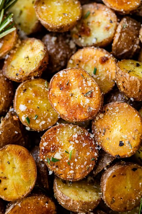 These Roasted Red Potatoes are crispy on the outside, creamy on the inside, and packed with flavor! Use the simple seasonings in the recipe, or add your favorites to change these potatoes up as you please. The perfect easy and healthy side dish! Recipes With Red Potatoes, Red Potatoes In Oven, Roasted Red Potatoes Oven, Red Potatoes Oven, Green Beans Side, Mashed Red Potatoes, Red Potato Recipes, Broccoli Side Dish, Red Potato Salad