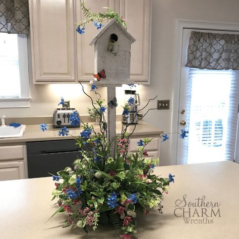 Birdhouse Decor, Cemetery Ideas, Diy Birdhouse, Sala Grande, Farmhouse Side Table, Flower Table, Cute Dorm Rooms, Cemetery Flowers, Bird Houses Diy