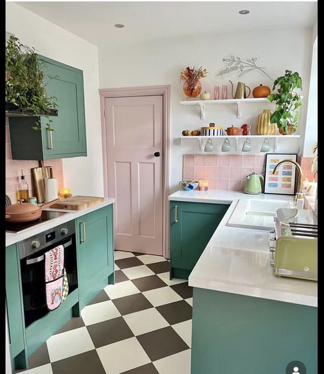 Pink And Green Kitchen, 70s House, Pastel Kitchen, Kitchen Green, Throwing It Back, Kitchen Time, Kitchen Colour Schemes, Small Kitchen Decor, Pink Kitchen