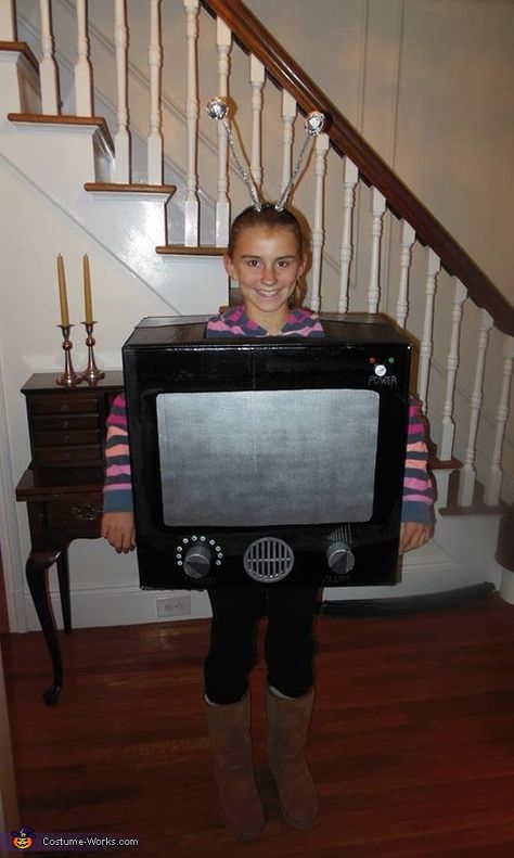 Furniture Costume Ideas, Picture Frame Costume, Tv Costume, Tv Costume Ideas, Punny Halloween Costumes, Halloween Costume Props, Mom Costumes, Tv Props, Cardboard Costume