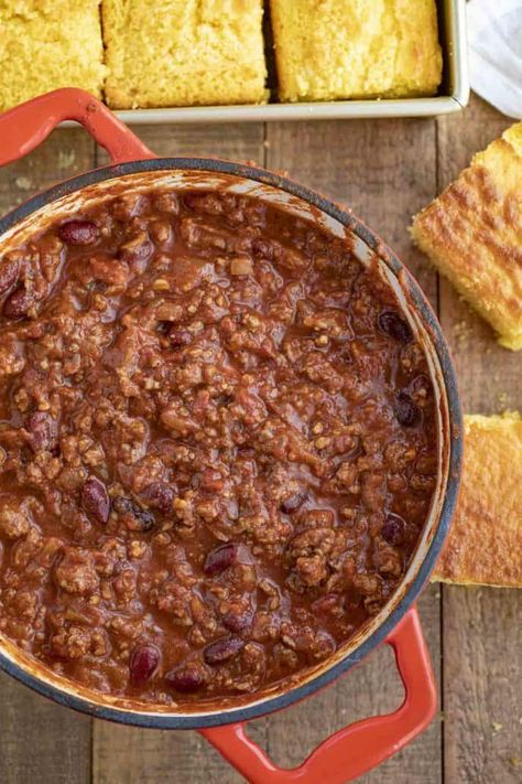 Classic Beef Chili is a ONE POT classic comfort food made with ground beef, beans, crushed tomatoes, and spices, ready in under 45 minutes! No Meat Chili Recipe, Slow Cooker Chili Beef, Classic Chili Recipe, Chili Dinner, Beef Kidney, Ground Beef Chili, Classic Chili, Beef Chili Recipe, Dinner Then Dessert