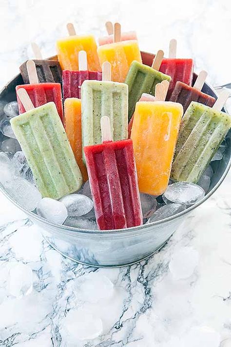 Mexican Paletas Recipe, Paletas Recipes, Berry Popsicles, Summer Popsicles, Ice Cream Pops, Ginger Smoothie, Homemade Popsicles, Mexican Dessert, Ice Cream Popsicles