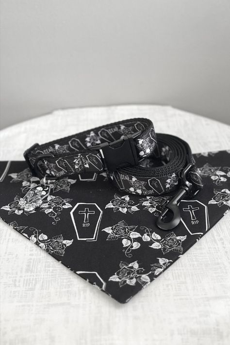 The Agony set is designed with black and white "Dead Inside" coffin and rose pattern canvas, black heavy duty nylon, a black metal or plastic buckle, and black metal hardware. ♥ 3 PIECE SET INCLUDES: - 1 Agony Collar with Skeleton Coffin charm (Style of Choice) - 1 Agony Leash: (4ft., 6ft., 8ft., or 10ft. length) with a 5/8" or 1" width strap - 1 Agony Bandana: Coffin and rose pattern cotton fabric (Over The Collar or Tie On) Goth Dog Accessories, Goth Shop, Gothic Coffin, Rosé Dog, Pet Decor, Dog Collar And Leash, Cat Stuff, Cute Cats And Dogs, Animal Decor