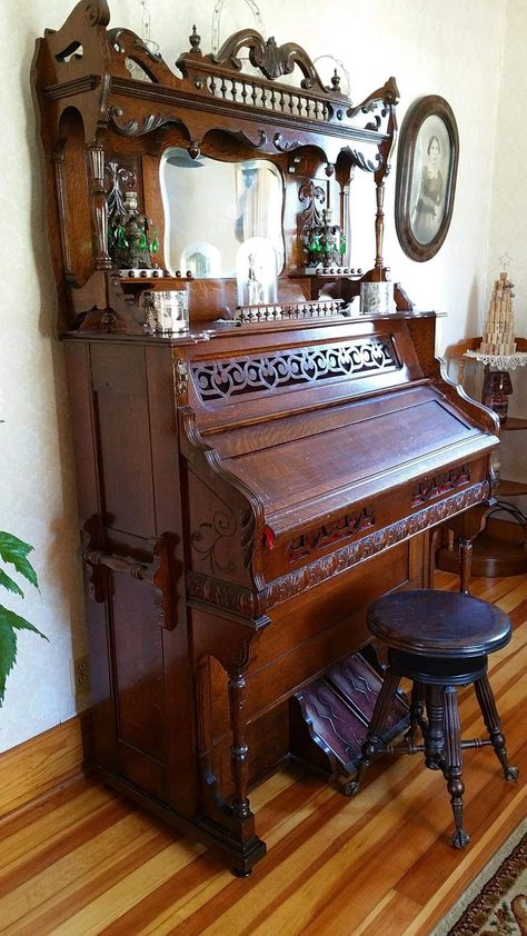 Pump Organ, Pipe Organ, Victorian Houses, Vintage Things, Vintage Stuff, Furniture Restoration, Wood Work, Sitting Room, Victorian Homes