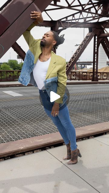 Denim Jacket Diy Upcycling, Casual Upcycled Denim Outerwear, Diy Jean Jacket Ideas, Casual Blue Upcycled Outerwear, Fitted Upcycled Denim Jacket, Diy Jacket Refashion, Fitted Patchwork Outerwear In Recycled Denim, Urban Style Recycled Denim Streetwear Jacket, Deconstruction Fashion