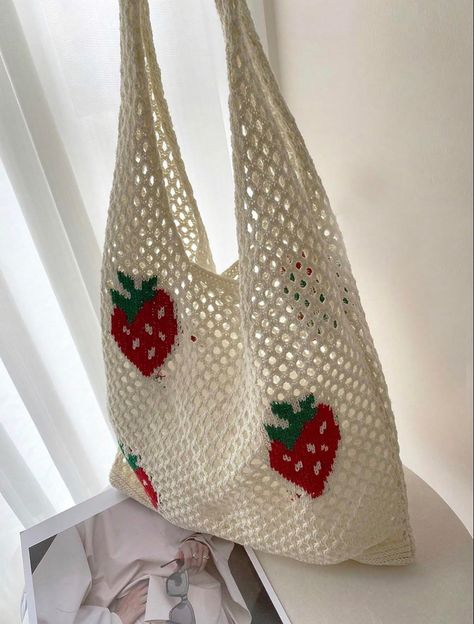 crochet, crochet bag, crochet shoulder bag, should bag, beach bag, bag, crochet purse, purse, small shoulder bag Strawberry Tote Bag, Beach Bag Pattern, Strawberry Bag, Strawberry Crochet, Crochet Tote Pattern, Cow Toys, Womens Crochet Patterns, Crochet Panda, Strawberry Pattern