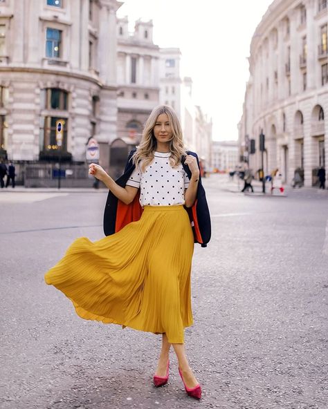 Boden on Instagram: “Blue Monday? We prefer yellow pleat-day. Shop colourful workwear and invite the brights in like @shegoeswear #BodenByMe” Yellow Pleated Skirt Outfit, Long Pleated Skirt Outfit, Pleated Maxi Skirt Outfit, Full Skirt Outfit, Pleated Skirt Outfits, Polka Skirt, Yellow Pleated Skirt, Knitted Tee, Boden Clothing