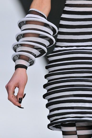 Mode Origami, Origami Fashion, Sculptural Fashion, Black And White Striped Dress, Geometric Fashion, 3d Fashion, Futuristic Fashion, Black And White Stripes, Architecture Fashion