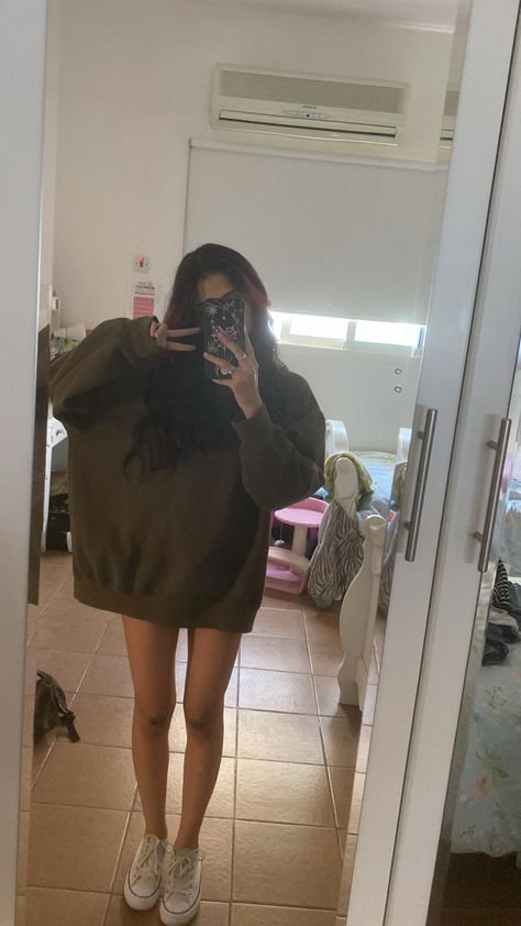 hoodie, pfp, girl, cute, amazing, vsco, pretty, pfp, discord, alt, swag, adorable, summer Oversized Hoodie Selfie, Girls Wearing Boyfriends Clothes, Over Sized Hoodies Outfits, Boyfriends Hoodie Aesthetic, Oversized Hoodie Poses, Selfie With Hoodie, Big Hoodie Outfit Aesthetic, Boyfriend Hoodie Aesthetic, Big Hoodie Aesthetic