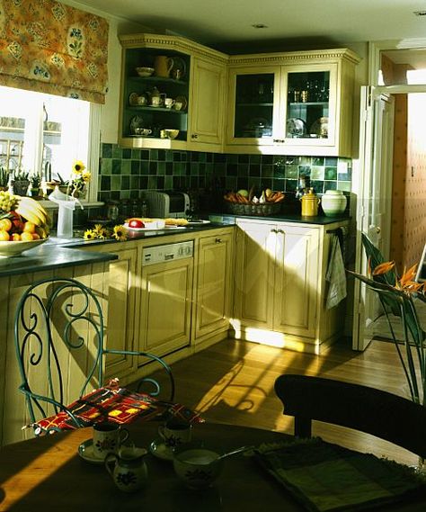 90s kitchen 90s Apartment Interior, Indie Kitchen Retro Vintage, 90s Apartment Kitchen, 00s Kitchen, 80’s Kitchen, 90s Kitchen Aesthetic, 80s Kitchen Aesthetic, 90s House Interior, 90s House Aesthetic