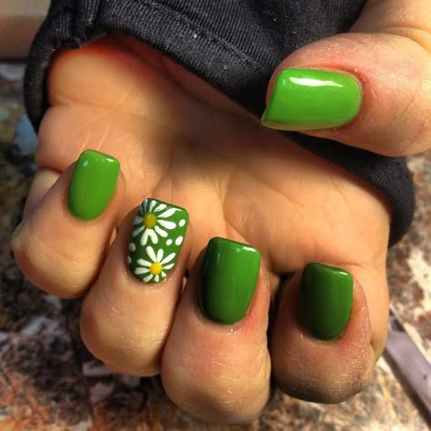 Sunflower Nail Designs, Nail Color And Design, Sunflower Nail, Sunflower Nail Art, St Patrick's Day Nails, Adorable Nails, Easy Nail Ideas, Fun Nail Designs, Nails Acrylic Designs