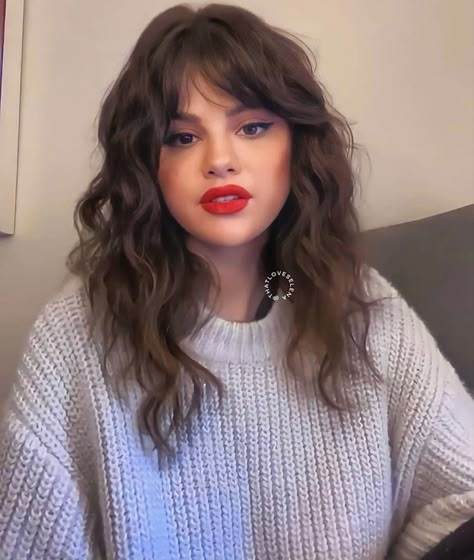 Face Length Hair, Selena Gomez Haircut Medium, Selena Gomez Hair Short, Plus Size Hairstyles Double Chin, Curly Hair And Bangs, Selena Gomez Hair Color, Wavy Short Hairstyles, Selena Gomez Curly Hair, Selena Gomez Haircut