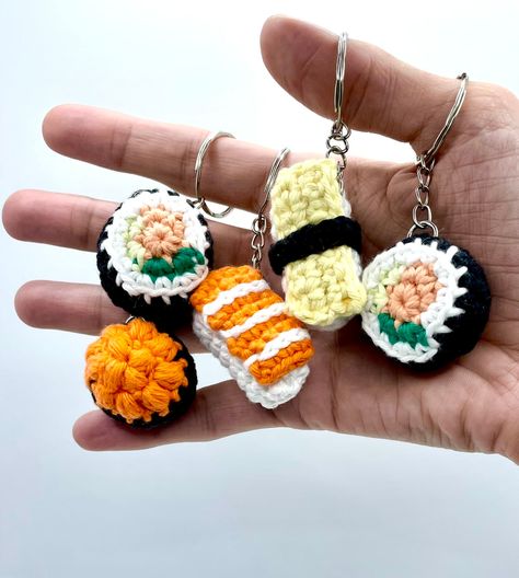 Crochet Food Keychain, Amigurumi Sushi, Crochet Sushi, Crochet Keyring Free Pattern, How To Make Keychains, Make Keychains, Small Crochet Gifts, Keychain Amigurumi, Amigurumi Keychain