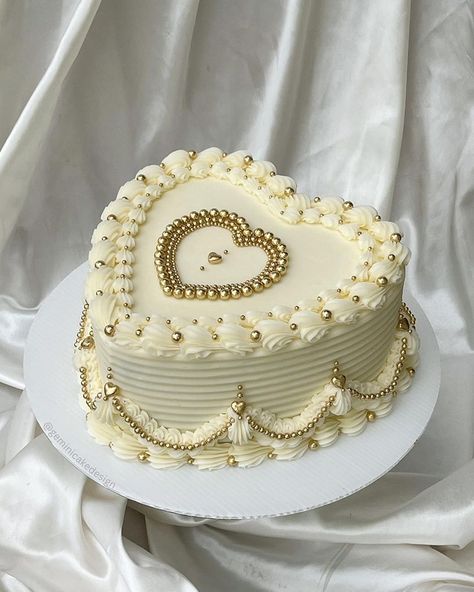 Heart Shaped Birthday Cake, Gold And White Cake, Minuman Starbucks, Heart Cake Design, Golden Birthday Cakes, Bolo Vintage, Heart Shaped Cake, Golden Cake, Vintage Birthday Cakes