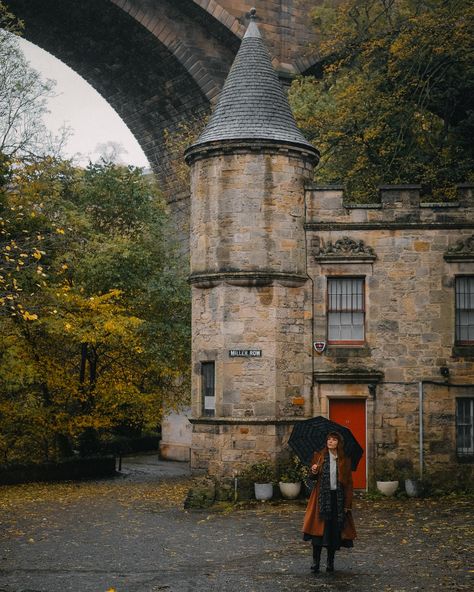 POV: walking around Edinburgh with your favorite person ✨ Who would you explore Edinburgh with?? Here’s just a couple captures from rainy autumn walks last year in Edinburgh 🤍. I so rarely post photos here nowadays but there’s so many I’d love to share with you! Do you enjoy seeing photos here? 📸 🌧️🍁🧣☕️ #cozyhome #cozyvibes #fallvibes #rainyday #autumnvibes #darkacademia #edinburgh #visitscotland #slowliving #theprettycities #bookish #moodygrams #fallcolors #fujifilm #travelpics #ig_edinburg... Edinburgh Winter Aesthetic, Edinburgh Photo Ideas, Edinburgh Photoshoot, Edinburgh Autumn, Edinburgh Apartment, Edinburgh Winter, Rainy Autumn, Spooky Autumn, Autumn Photoshoot