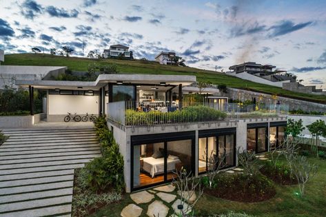 Contemporary House Makes Clever Use Of A Steep Slope With Nice Views Houses On Slopes, Slope House Design, House On Slope, Slope House, Hillside House, Split Level House, Architecture Model Making, Concrete House, Style Loft