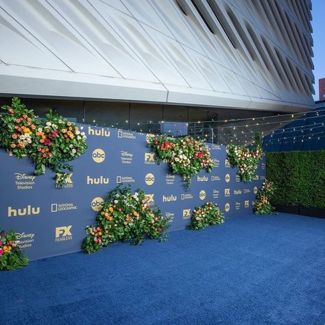 Brand Backdrop Design, Corporate Backdrop Design Events, Corporate Stage Backdrop Design, Blue Carpet Event, Corporate Event Decor Entrance, Step And Repeat Ideas, Corporate Event Stage Design Ideas, Corporate Event Entrance, Corporate Backdrop Design