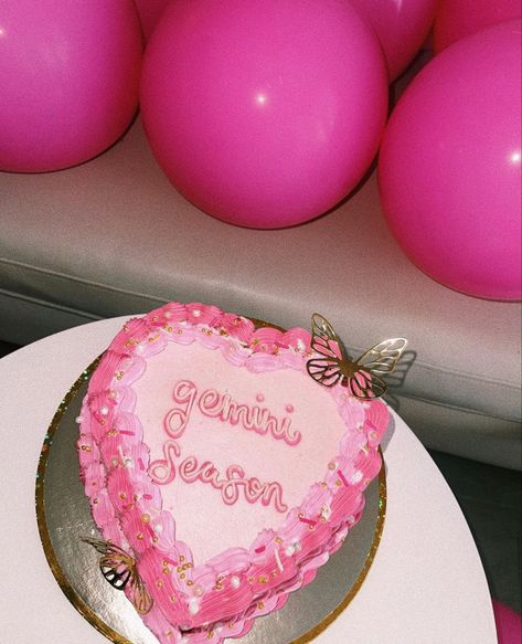 Gemini Szn Aesthetic, Gemini Birthday Cake Ideas, Gemini Birthday Cakes, Gemini Szn Photoshoot, Gemini Cake Aesthetic, Heart Cake Gemini, 17th Birthday Cake Girl, Gemini Season Cake, Aries Szn Cake