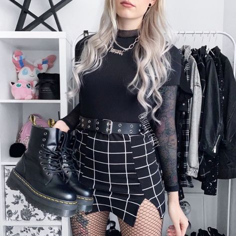 Girly Goth Outfits, Goth Aesthetic Fashion, Emo Dark Academia, Gothic Fairycore, Girly Goth, Emo Dark, Pastel Goth Aesthetic, Badass Outfit, E Girl Outfits