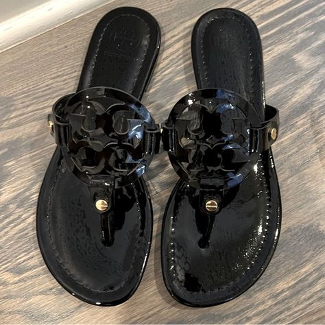 size 6- BOUTIQUE- tory Burch Sandals- black Tony Burch Sandals, Outfits With Black Slides, Black Tory Burch Sandals Outfit, Sparkly Chanclas, Quince Gift Ideas, Tory Burch Sandals Outfit, Tory Burch Sandals Black, Black Tory Burch Sandals, Tory Burch Slippers