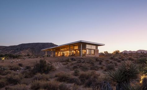 Jeremy Levine’s ‘Cowboy Modern’ home in the California desert Cowboy Pool, Modern Desert, Yucca Valley, California Desert, California Landscape, Tropical Climate, Sustainable Architecture, Sustainable Home, Pool Hot Tub