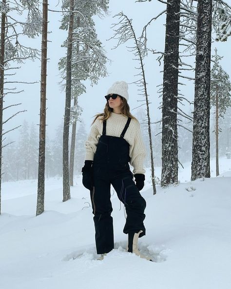 Afterski Outfit, Ski Trip Outfit, Snow Season, Japan Winter, Outstanding Outfits, Mont Tremblant, Snow Pictures, Trip Outfit, Winter Styling