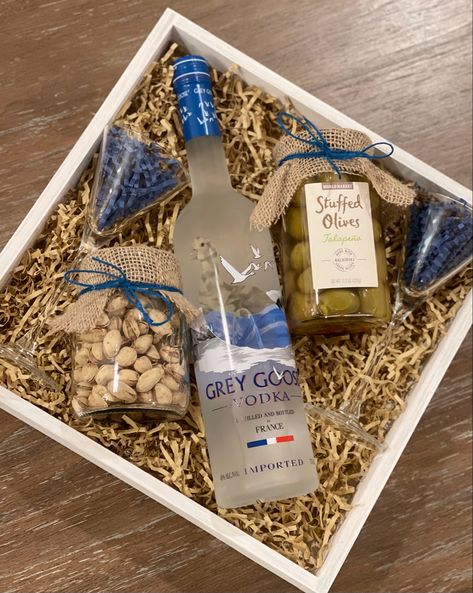 Perfect house warming gift for the one who loves vodka! Whiskey Gift Basket Ideas Diy, Grey Goose Gift Basket, Gin Gift Basket Ideas, Whiskey Gift Basket, Vodka Gift Ideas, Vodka Gift Basket Ideas, Birthday Alcohol Gift Ideas, Alcohol Baskets Ideas, Alcohol Basket Ideas