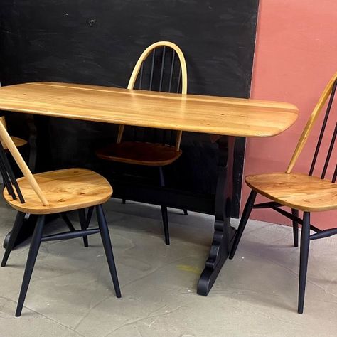 Ercol refectory table and Quaker chairs updated by removing the old dark finish from the exquisite elm table top and seats. Legs and spindles painted in Annie Sloan Athenian Black sealed with lacquer. Ercol Refectory Table, Ercol Table, Ercol Dining Chairs, Ercol Furniture, Windsor Dining Chairs, Refectory Table, Vintage Eclectic, Pretty House, New Kitchen