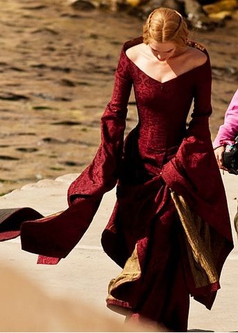 Cersei Lannister wears a classic interpretation  of a late 15th century-early 16th century dress.  "Game of Thrones" 16th Century Dress, Red Gown Dress, Game Of Thrones Costumes, Lena Headey, Fashion Fantasy, Cersei Lannister, Gra O Tron, K Fashion, Medieval Dress